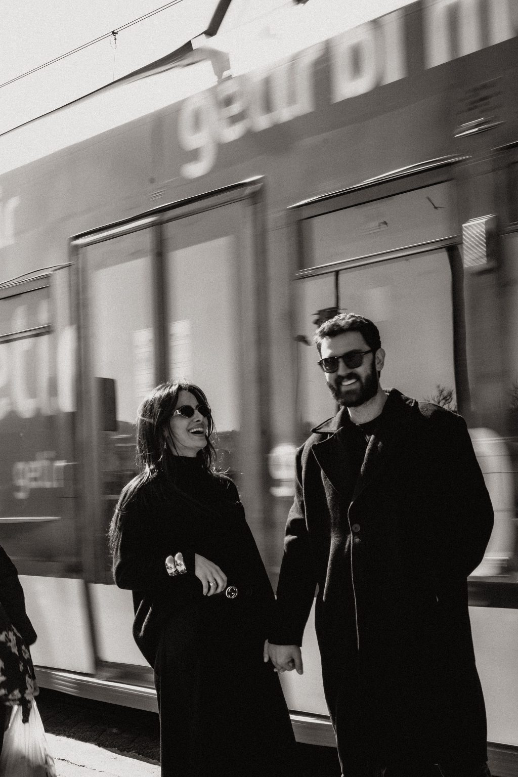 Paar vor einer Straßenbahn in Istanbul