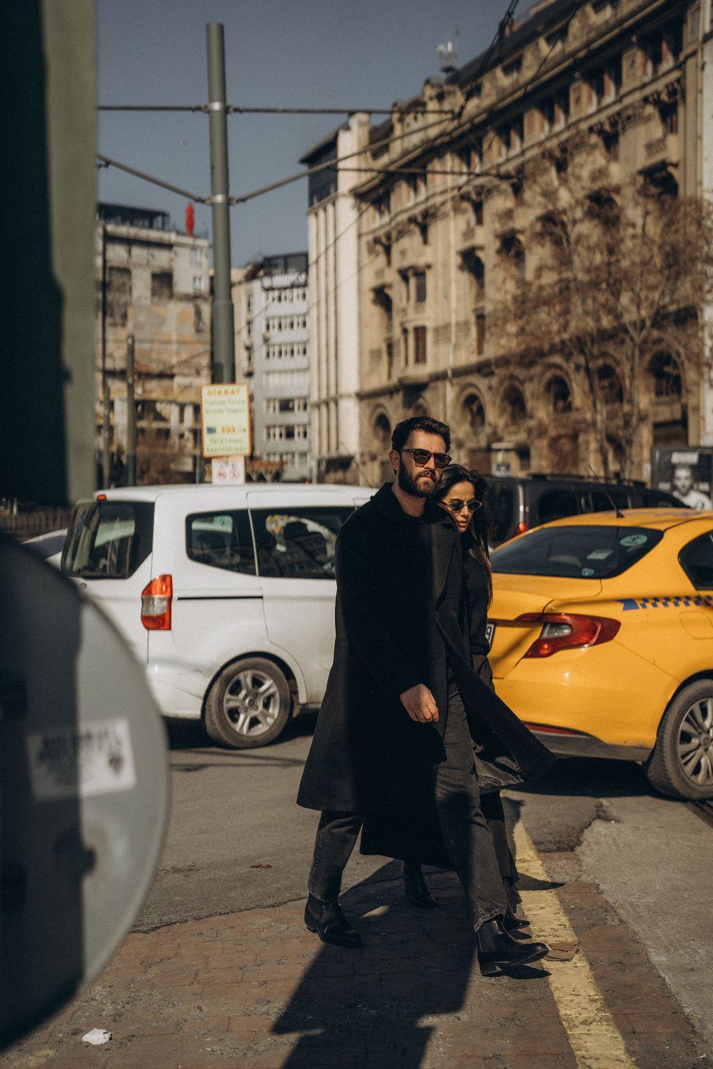 Deniz und Beytullah vor einem gelben Taxi in Istanbul