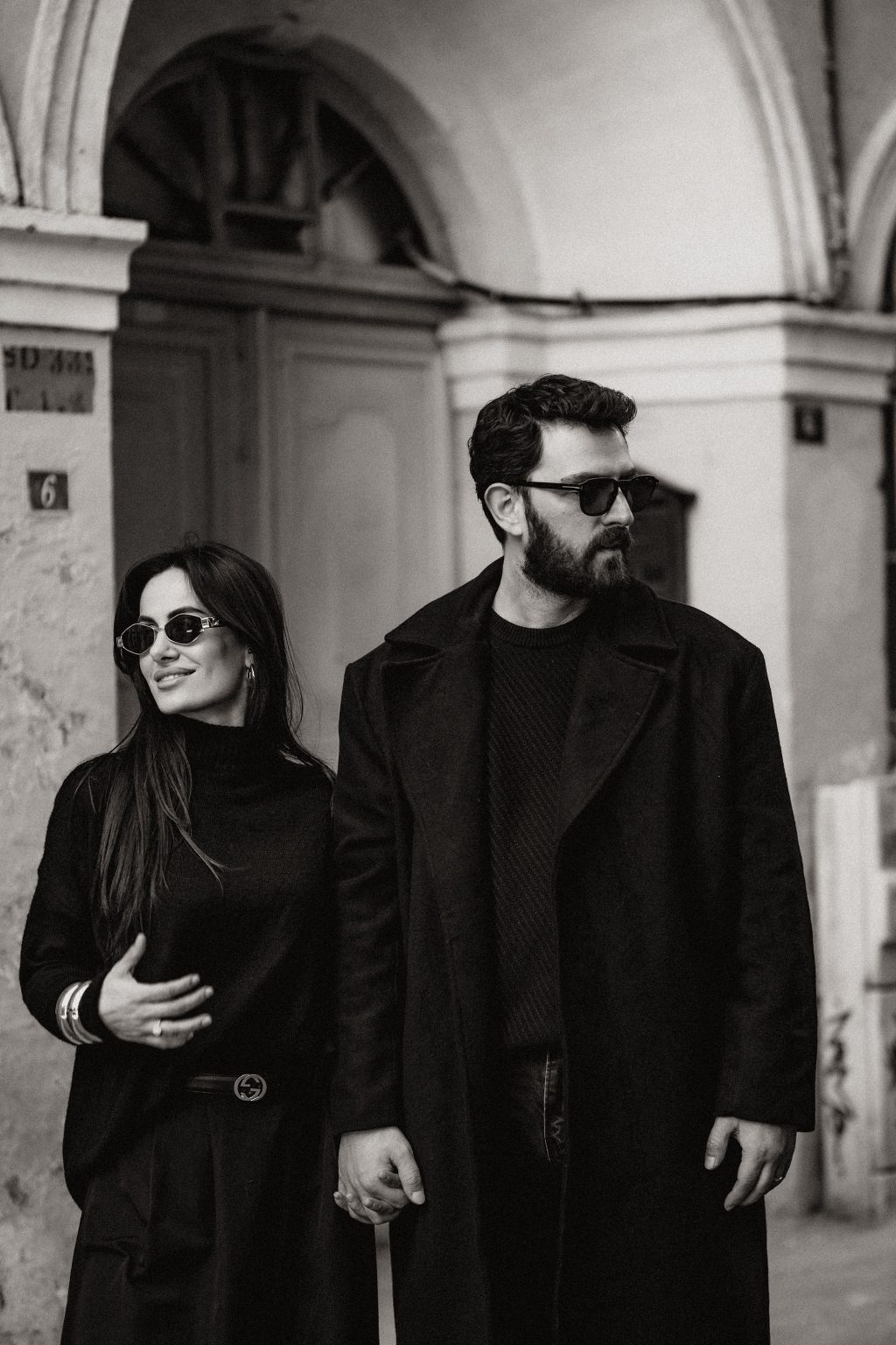 Deniz und Beytullah vor einem Torbogen in Istanbul