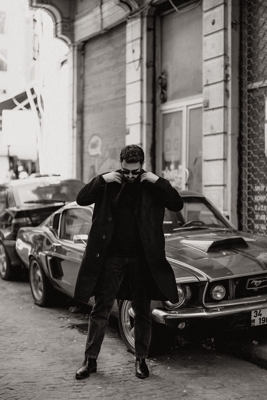 Beytullah vor einem Oldtimer in Istanbul