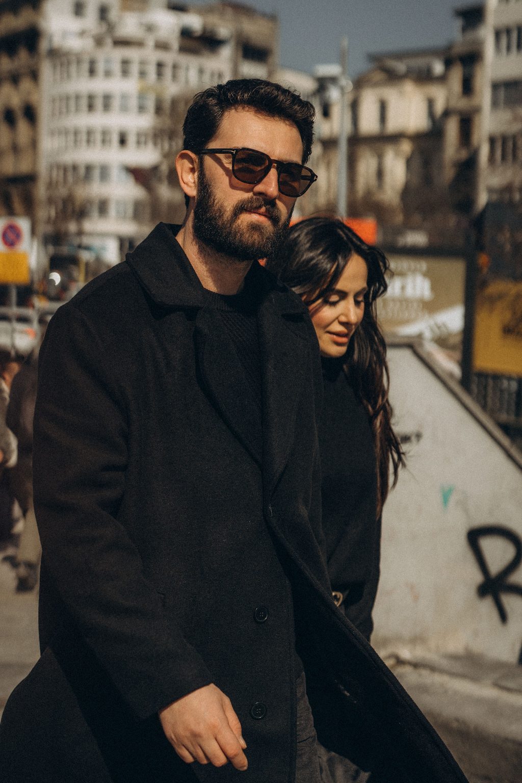 Deniz und Beytullah eng umschlungen auf einer Straße in Istanbul