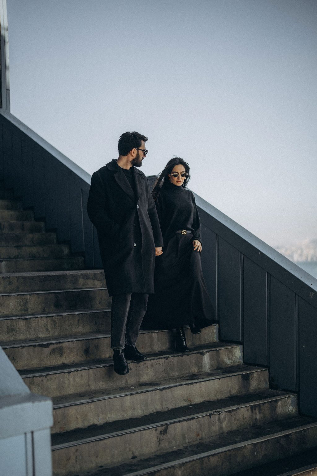 Paar auf einer Treppe an der Galatabrücke