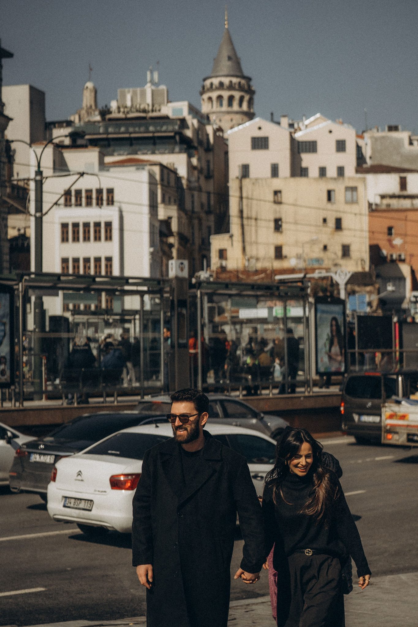 Deniz und Beytullah beim Paarshooting in Istanbul, im Hintergrund der Galataturm