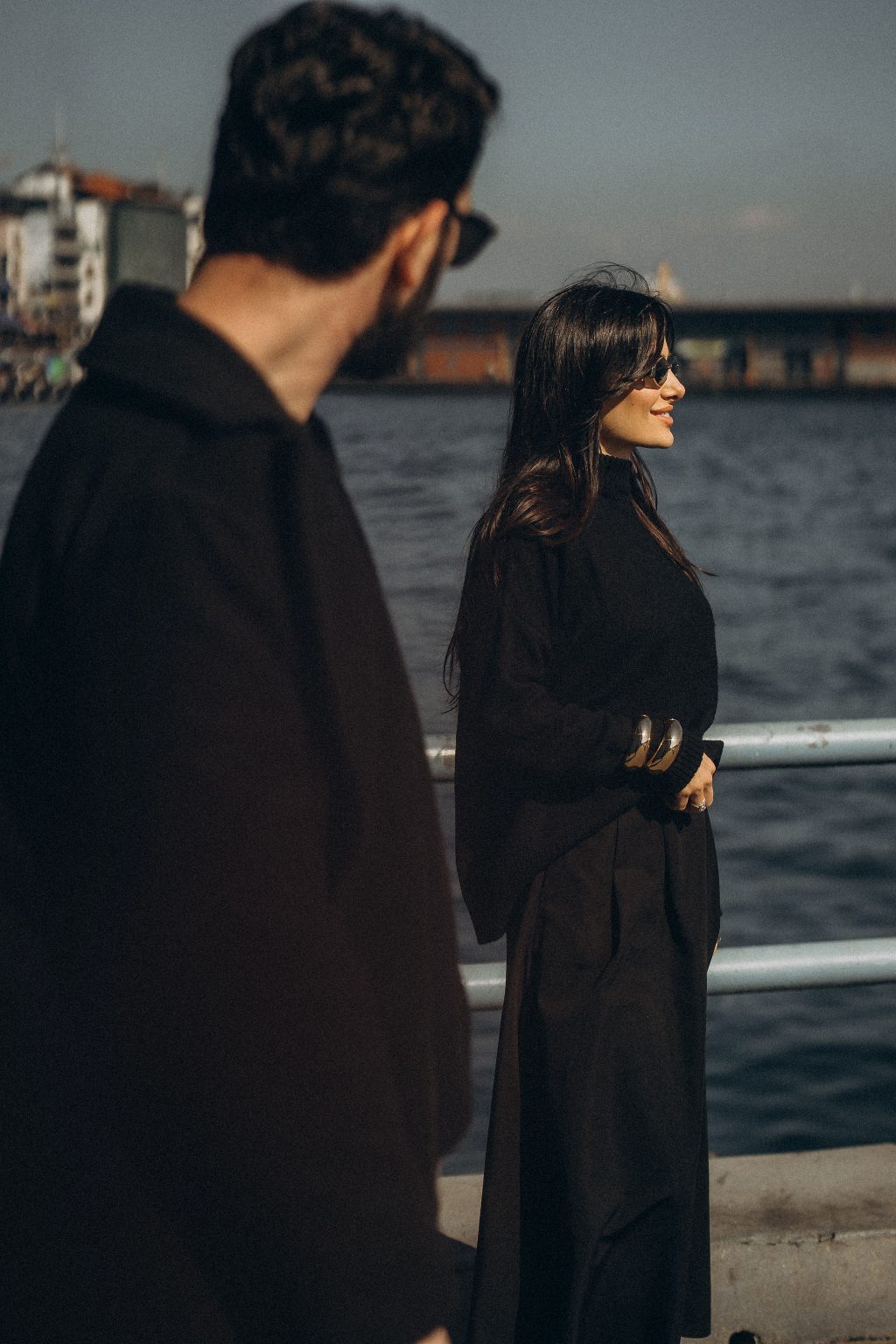 Paarporträt am Wasser in Istanbul