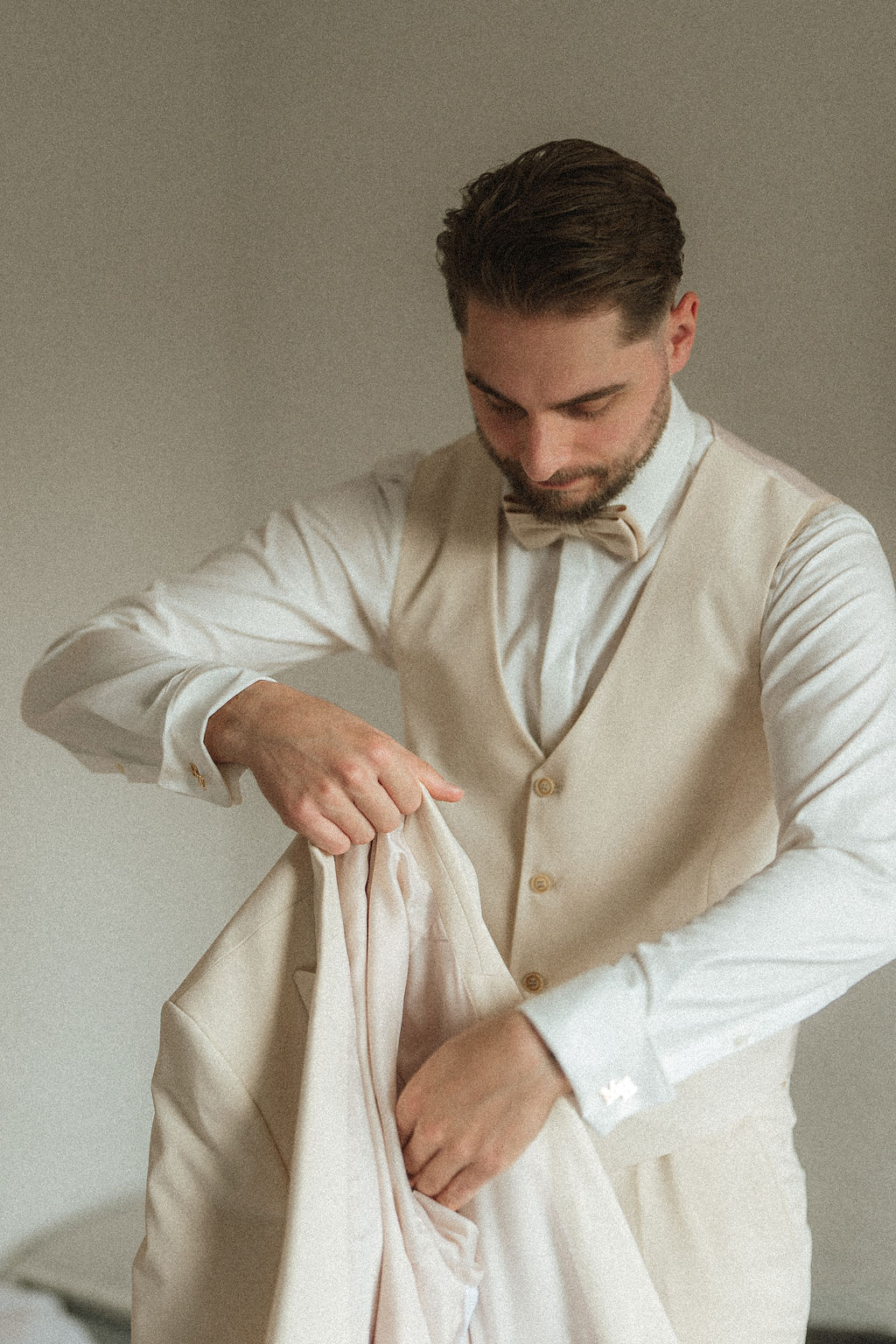 Getting Ready des Bräutigams, Hochzeit von Lavinia und Mike bei Augsburg, Koray Design