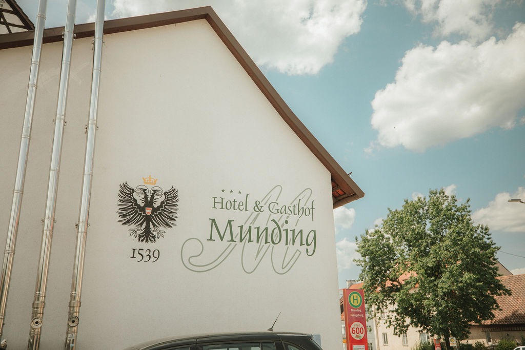 Gasthof Munding, Hochzeit von Lavinia und Mike bei Augsburg, Koray Design
