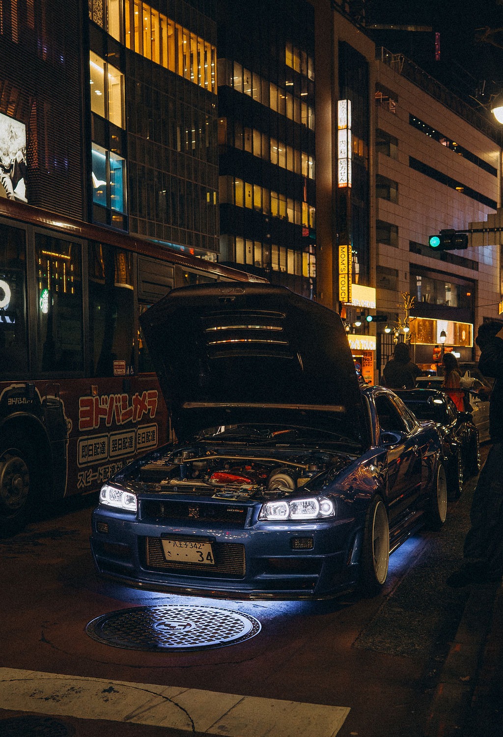 Sportwagen mit geöffneter Motorhaube und Unterbodenbeleuchtung in Tokio