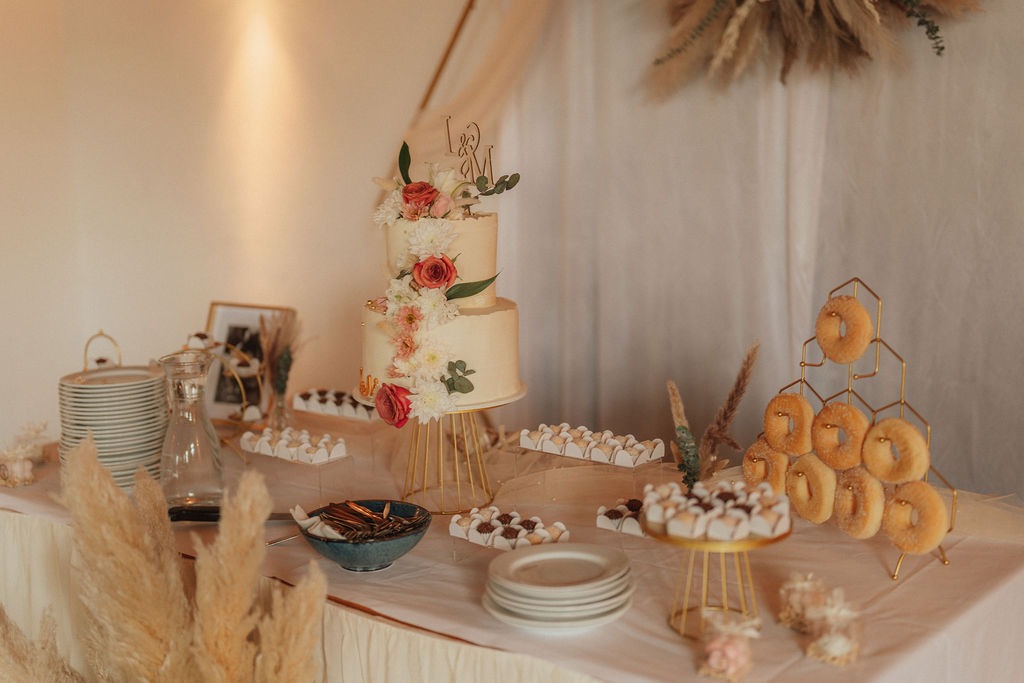 Hochzeitsfeier und Tortenanschnitt, Hochzeit von Lavinia und Mike bei Augsburg, Koray Design