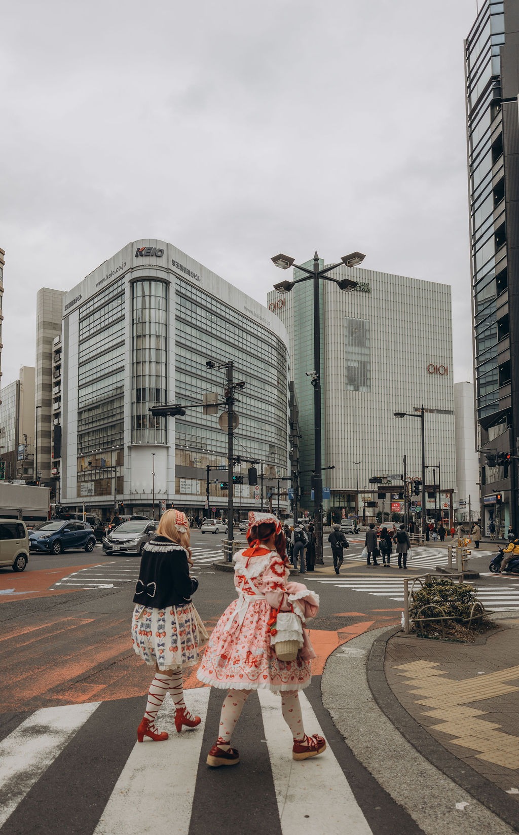 Zwei Frauen in rosa und weißer Kleidung an einer Kreuzung in Tokio