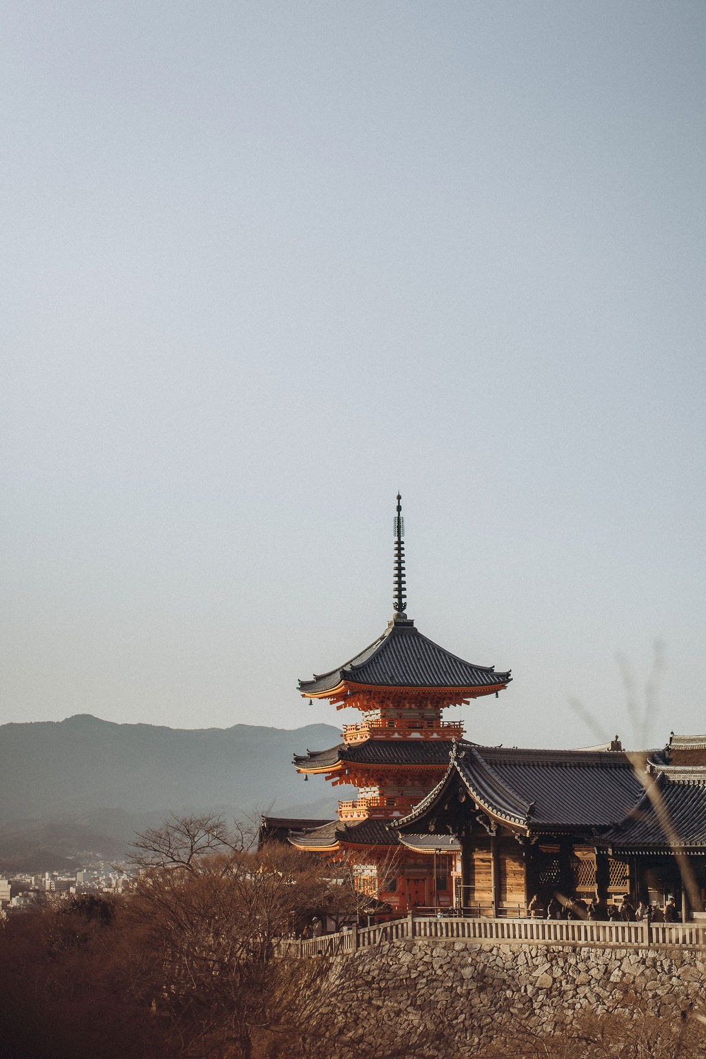 Pagode am Kiyomizu-dera mit Bergen im Hintergrund, Kyoto