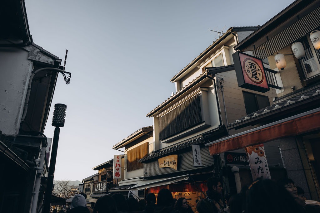 Traditionelle Holzhäuser in einer Straße in Kyoto