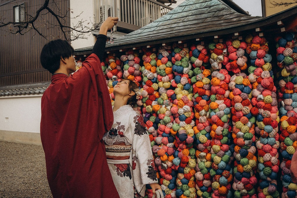 Bunte Stoffbälle am Yasaka Koshindo in Kyoto