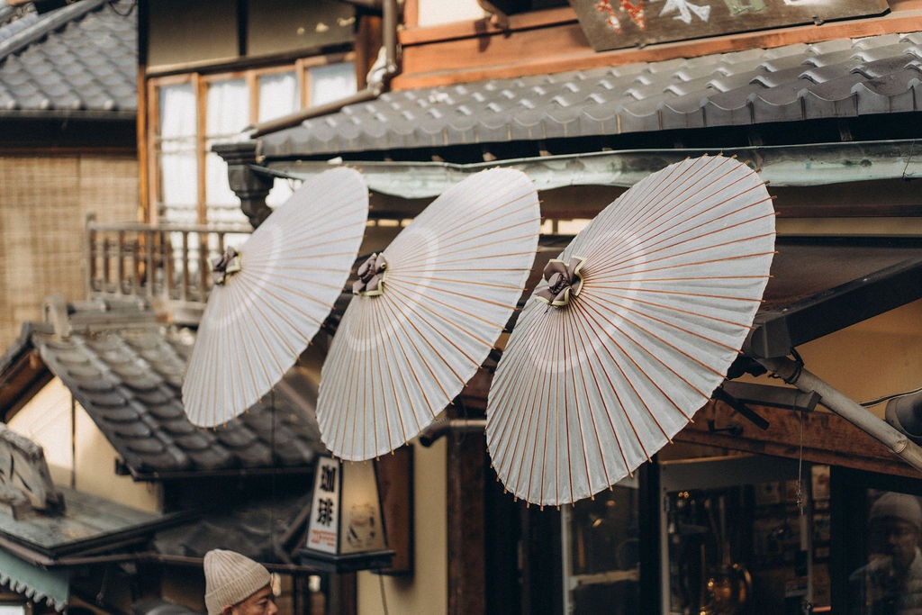 Weiße Papierschirme vor traditionellen Häusern in Kyoto