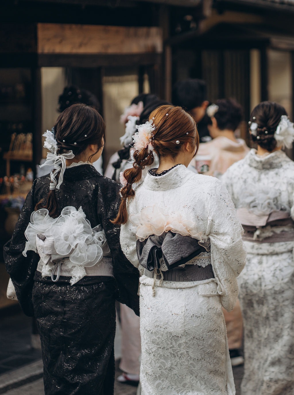 Frauen im Kimono von hinten in einer Gasse in Kyoto