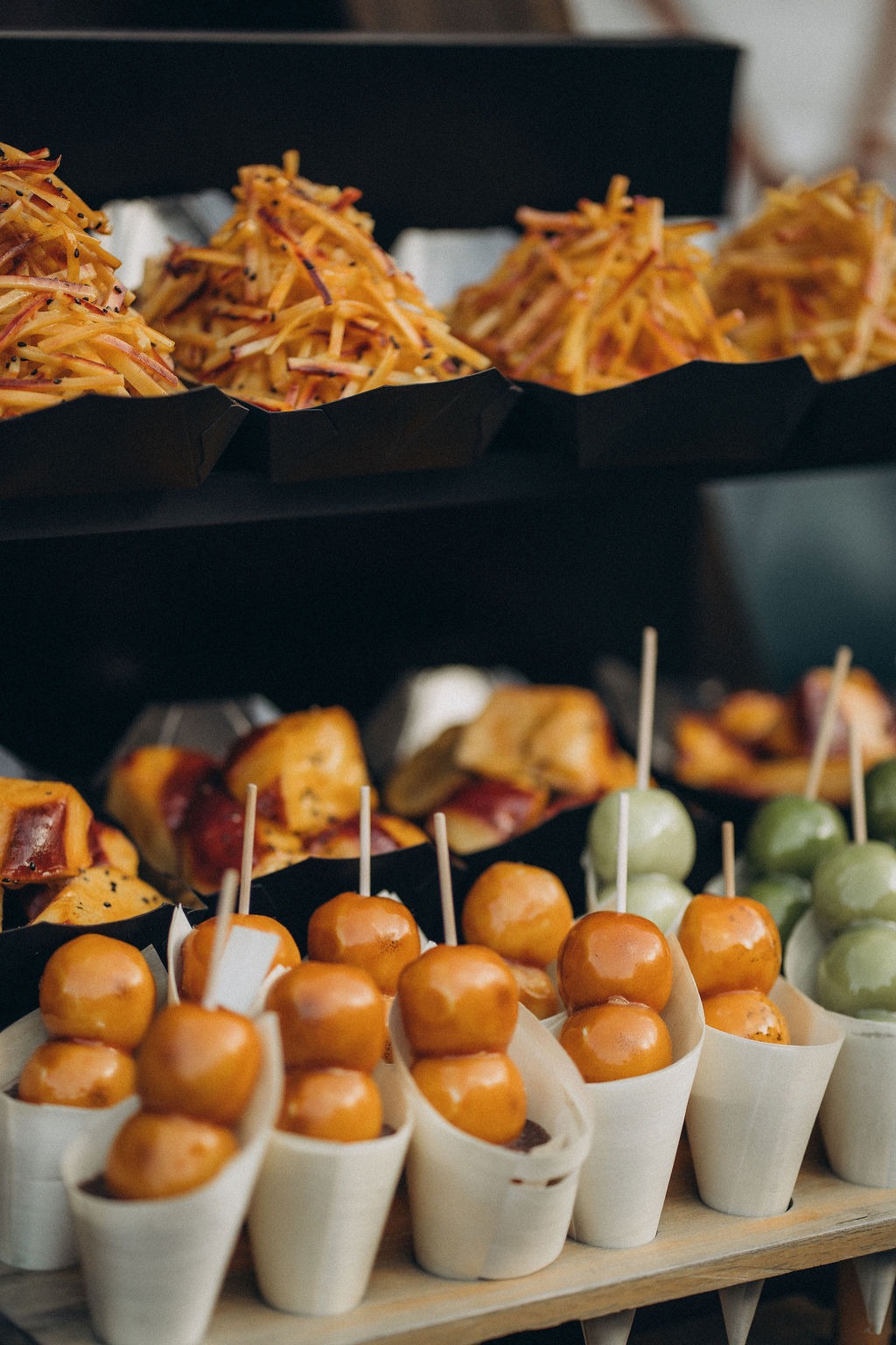 Streetfood mit Spießen und frittierten Snacks an einem Stand in Japan