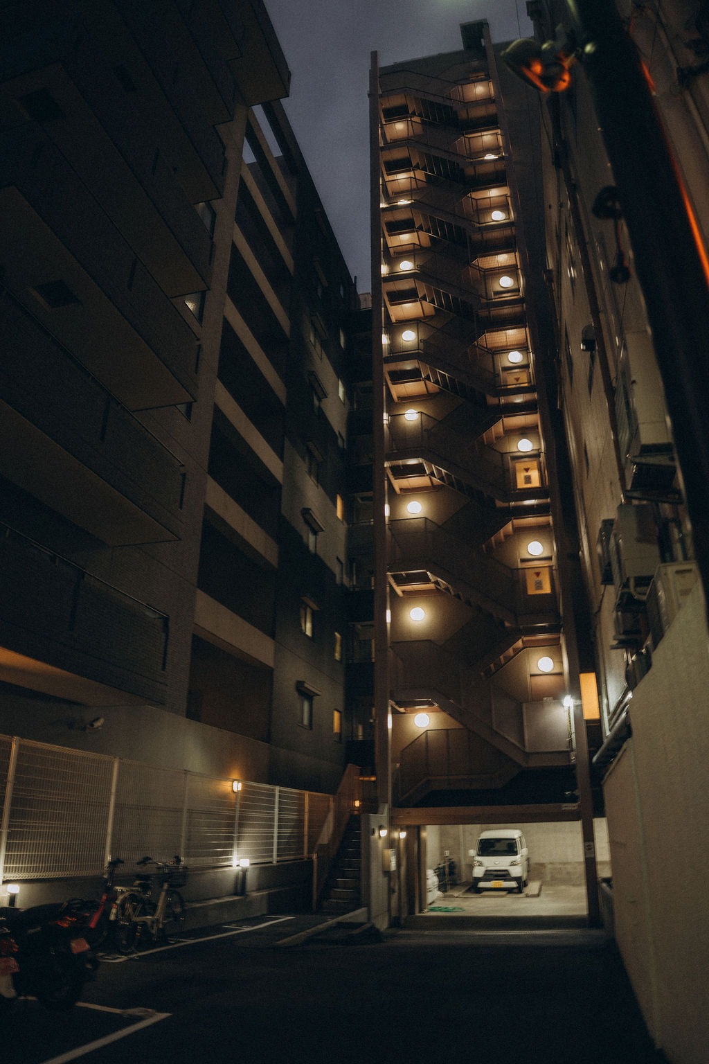 Hochhaus mit beleuchteten Fenstern bei Nacht in Tokio