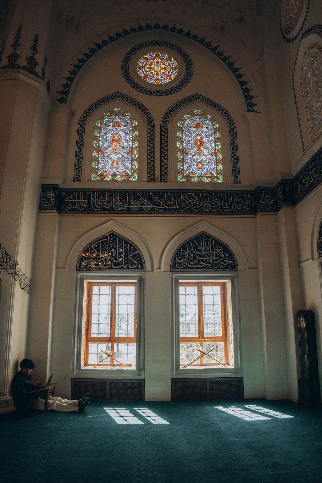 Innenraum der Tokyo Camii mit bunten Glasfenstern