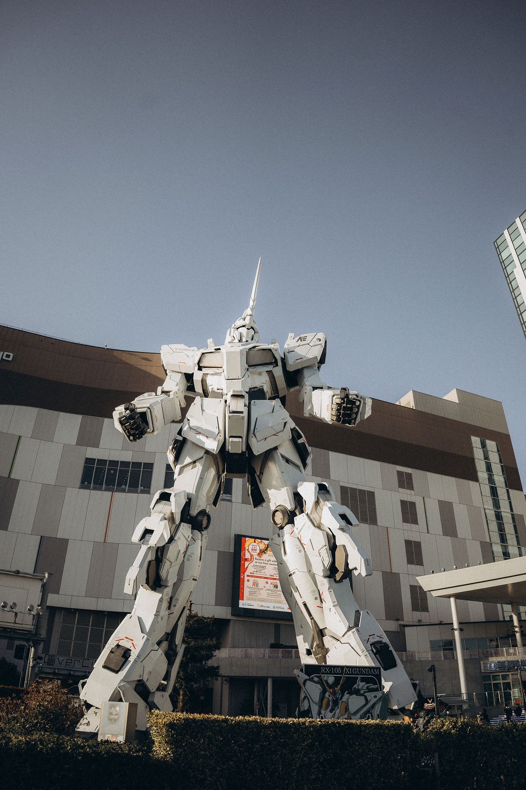 Große weiße Roboterstatue in Odaiba, Tokio