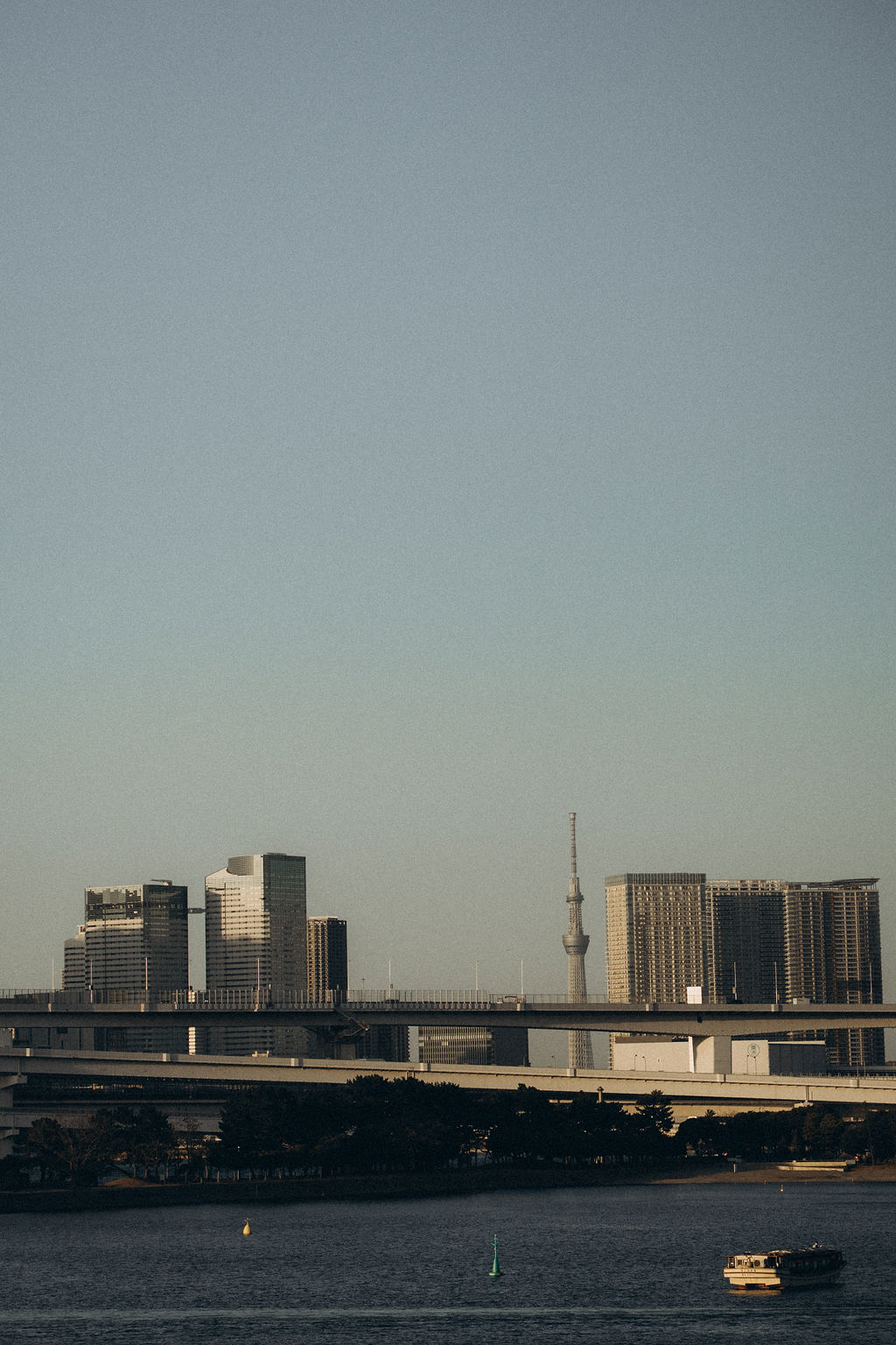 Blick über die Bucht auf die Skyline von Tokio