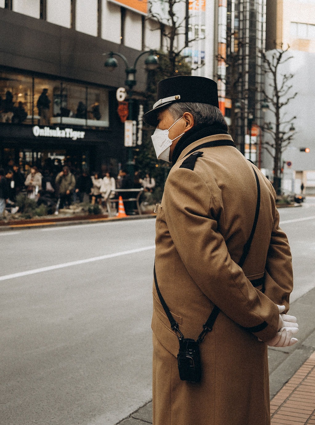 Älterer Mann im Mantel an einer Straße in Tokio