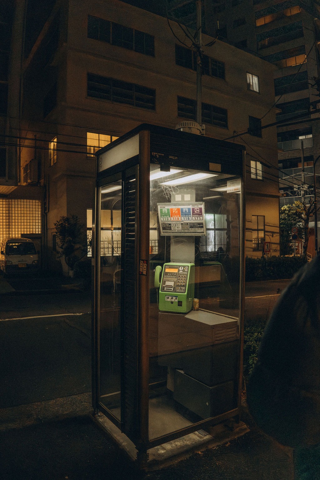 Alte grüne Telefonzelle in Tokio bei Nacht