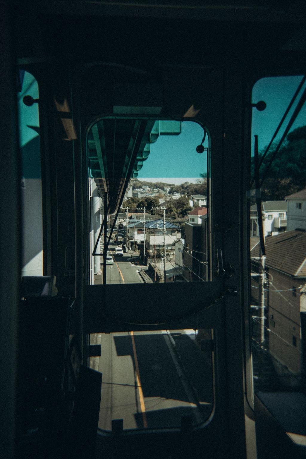 Blick aus dem Führerstand einer Bahn auf Gleise in Japan