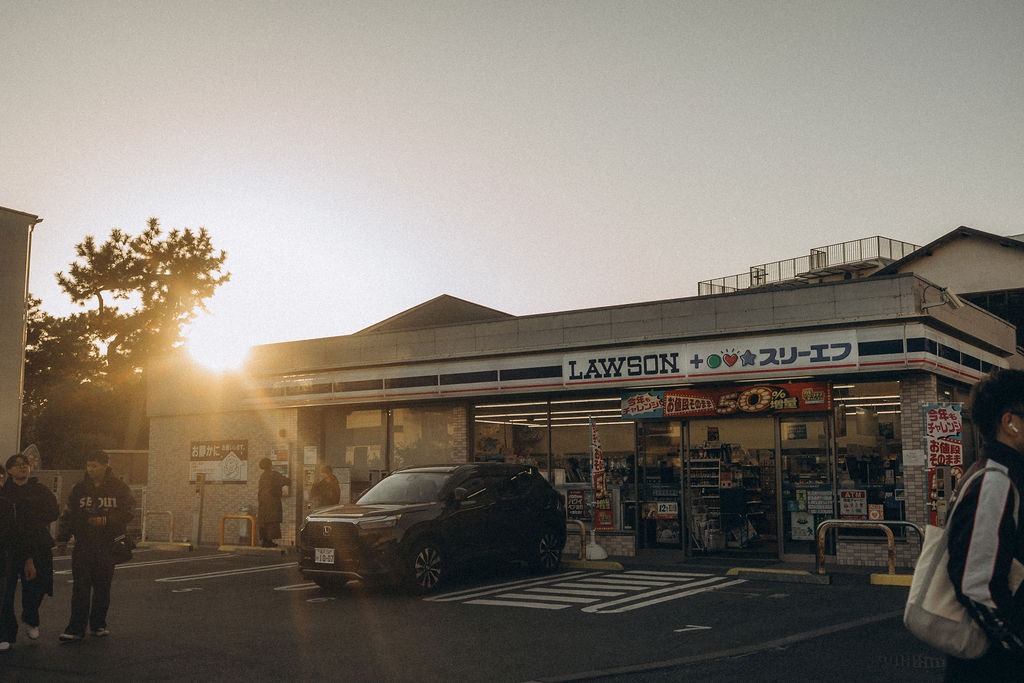 Laden im Gegenlicht der untergehenden Sonne bei Kamakura