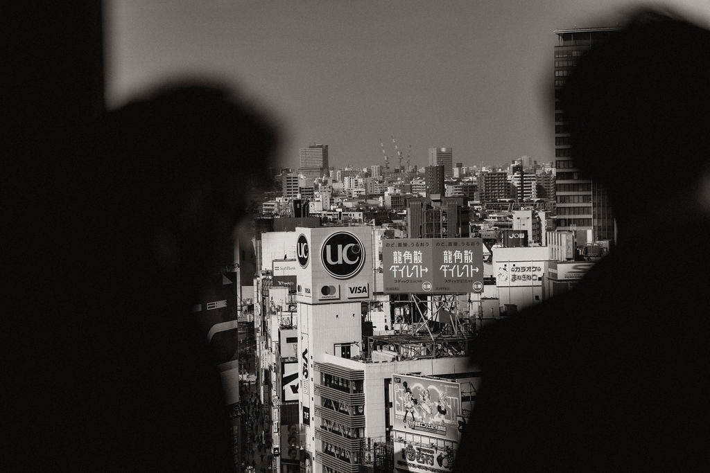 Schwarz-Weiß-Blick über Tokio mit Silhouetten im Vordergrund