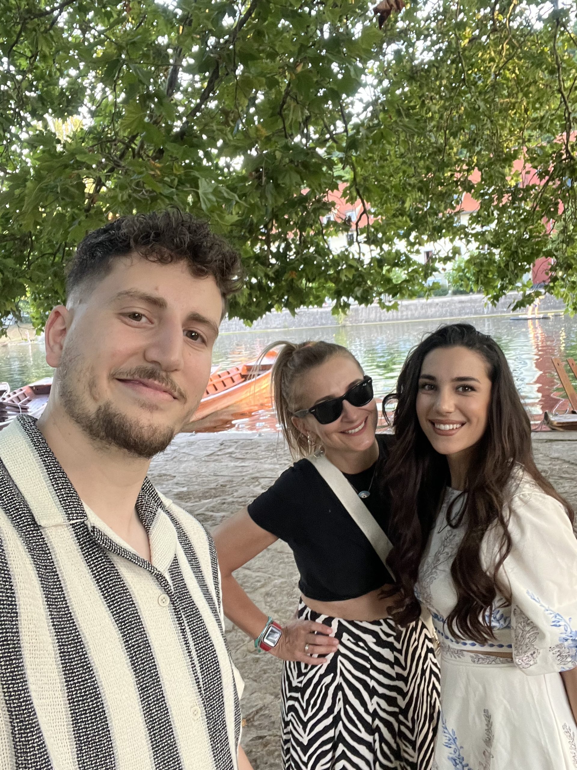 Koray mit zwei Freunden am Fluss