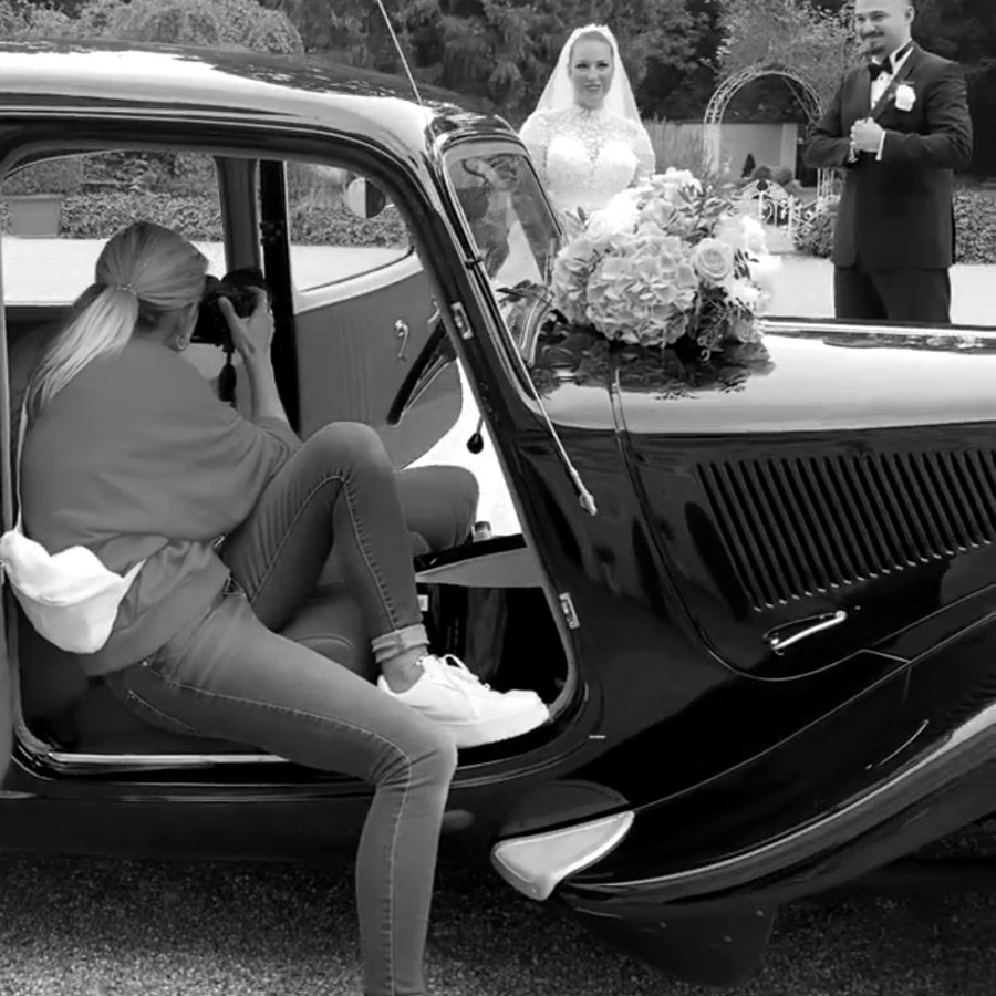 Koray fotografiert ein Brautpaar aus einem Oldtimer heraus