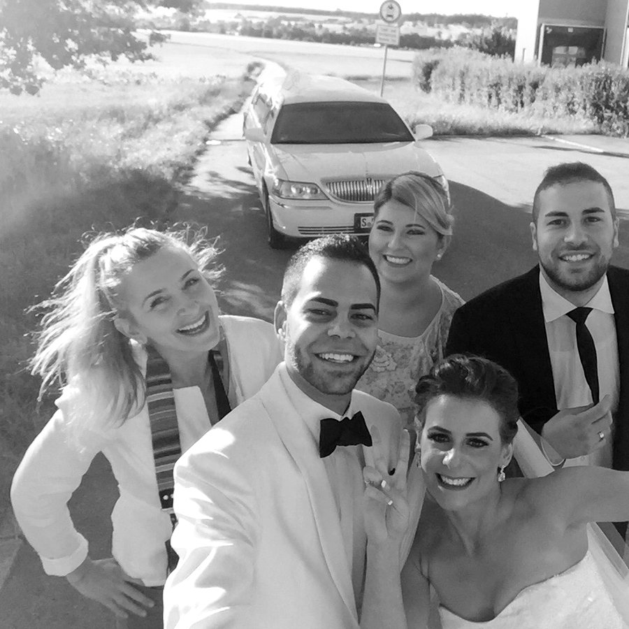 Koray mit Brautpaar und Trauzeugen vor der Hochzeitslimousine